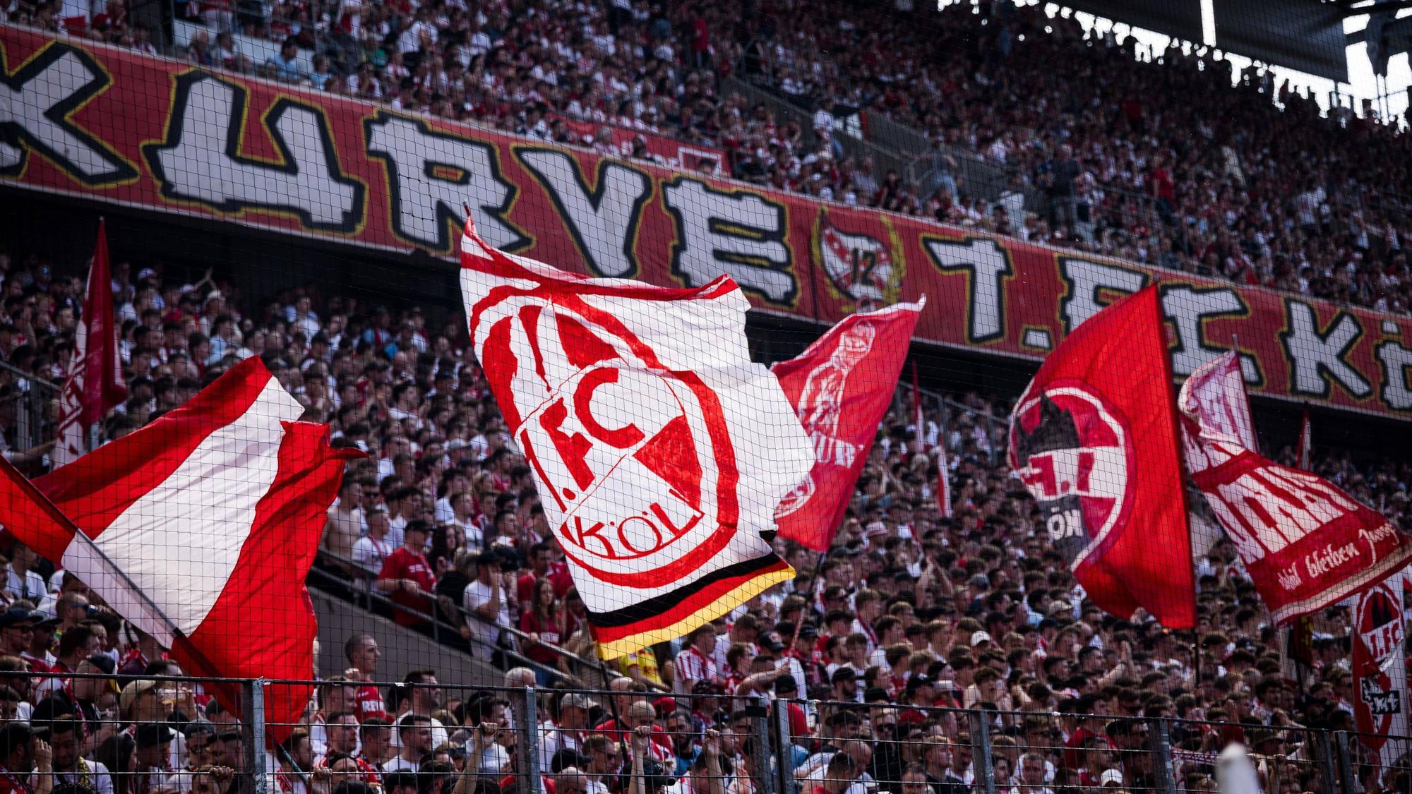 Die Südkurve des 1. FC Köln beim Spiel gegen Union Berlin.