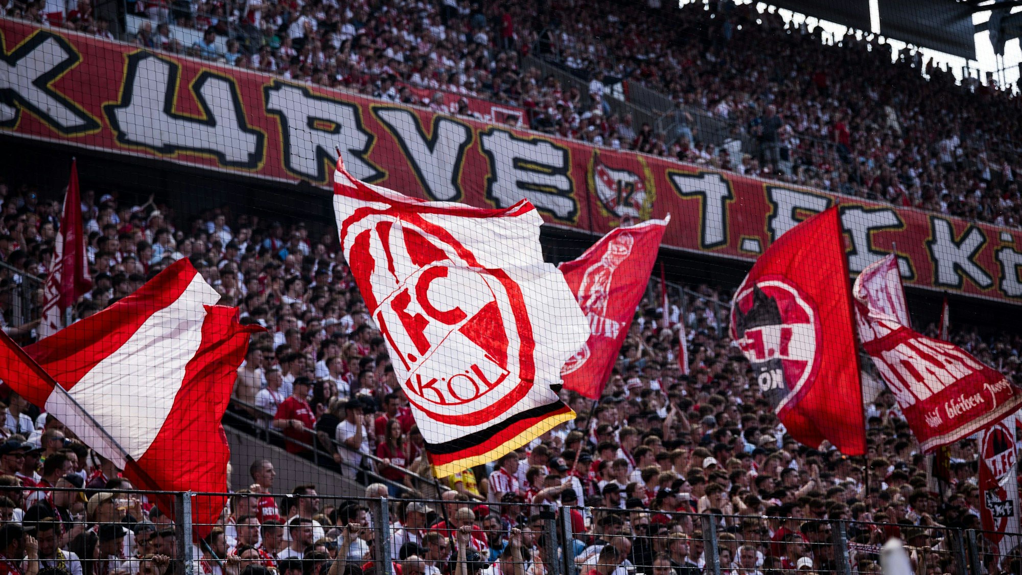 Die Südkurve des 1. FC Köln beim Spiel gegen Union Berlin.