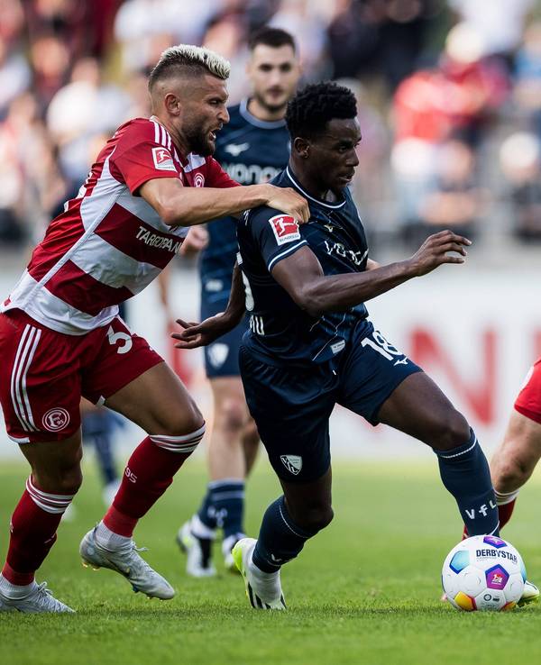 Fortuna Düsseldorf Spieler im Duell mit VfL Bochum Spielern.