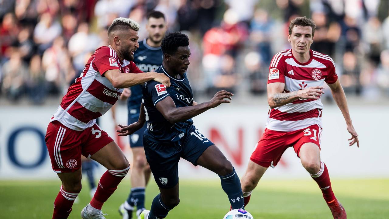 Fortuna Düsseldorf Spieler im Duell mit VfL Bochum Spielern.