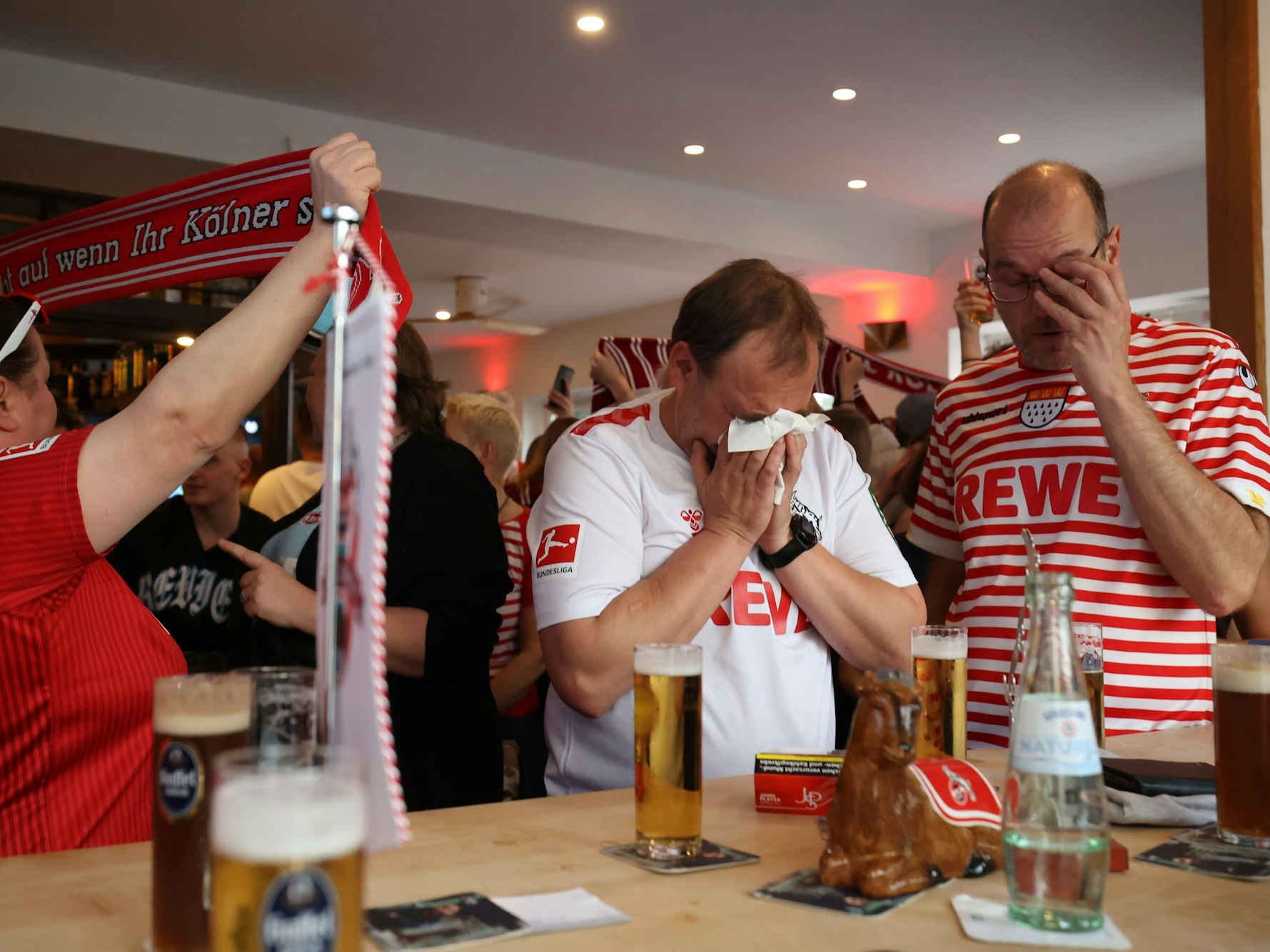 Fans des FC weinen wegen Abstieg im Knobelbecher.