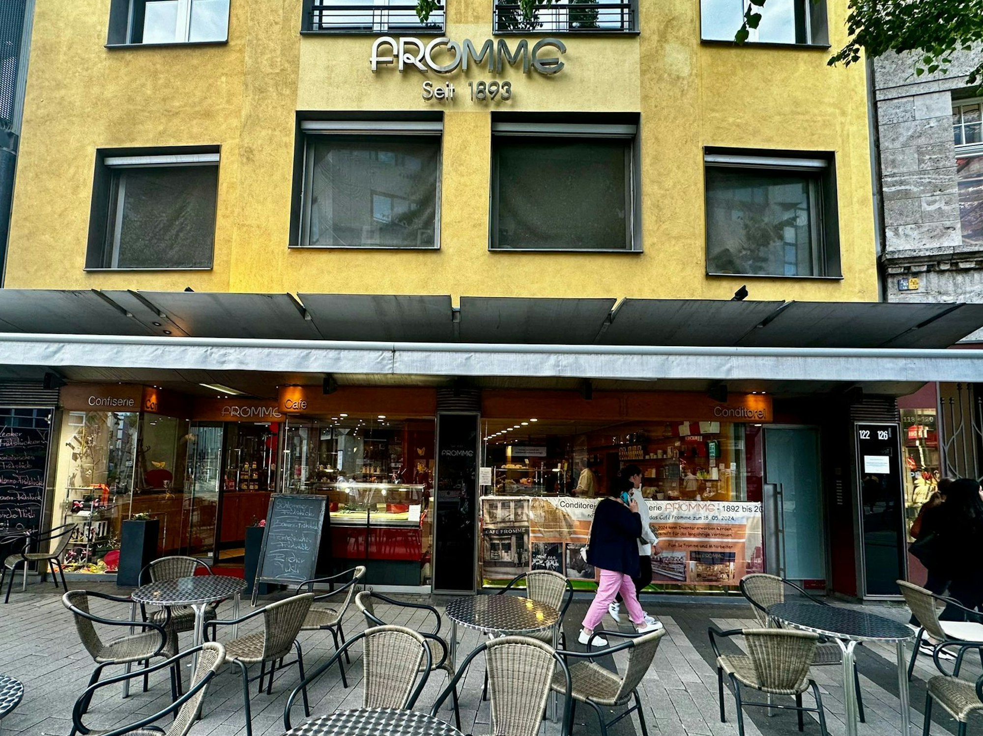 Das Café Fromme auf der Breite Straße von außen.