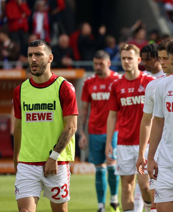 Die geknickten FC-Profis nach der bitteren Niederlage und dem Abstieg aus der Bundesliga.