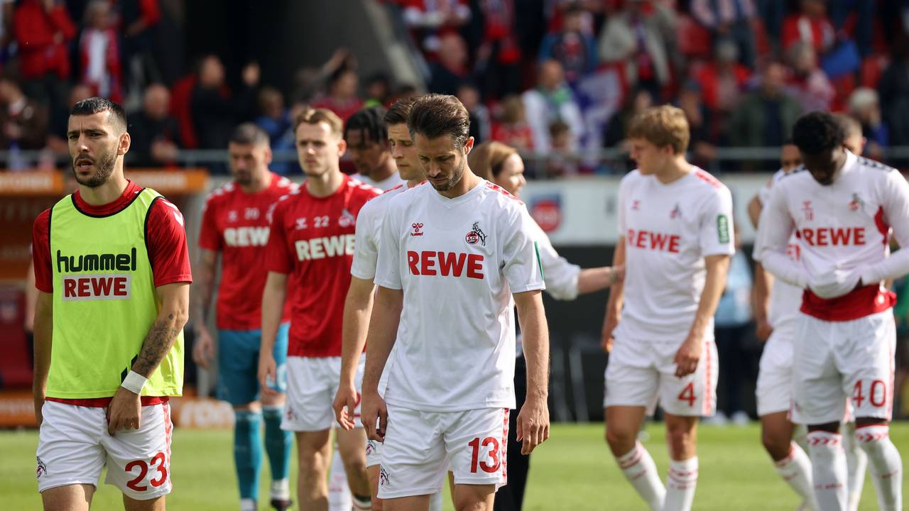 Die geknickten FC-Profis nach der bitteren Niederlage und dem Abstieg aus der Bundesliga.