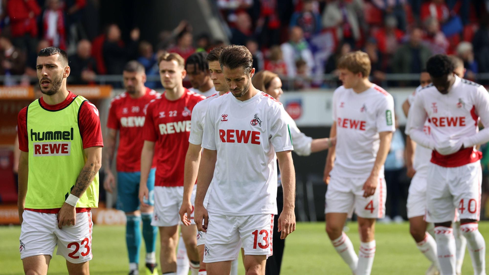 Die geknickten FC-Profis nach der bitteren Niederlage und dem Abstieg aus der Bundesliga.