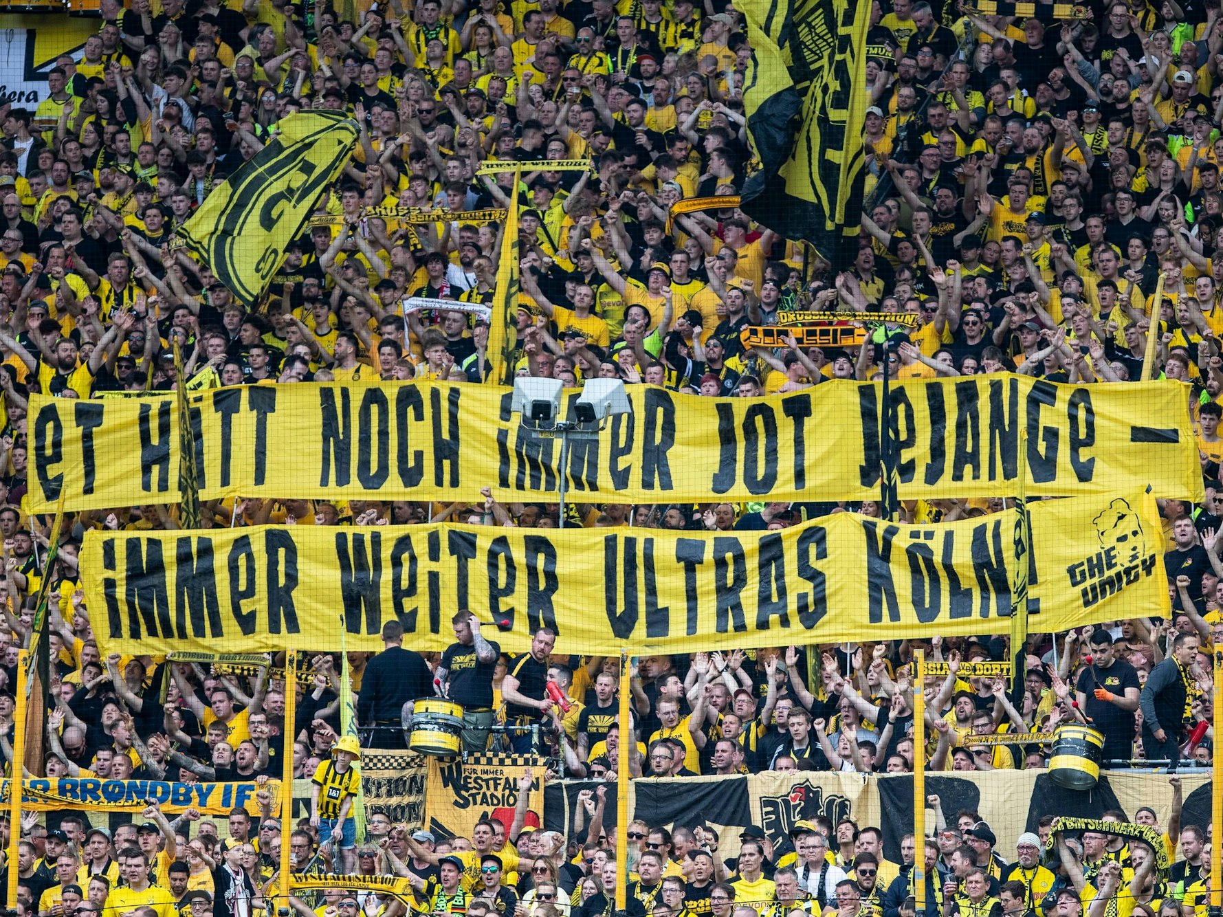 Am Samstag (18. Mai 2024) hielten BVB-Fans ein Banner mit der Aufschrift „Et hätt noch immer jot jejange – immer weiter Ultras Köln!“ hoch.