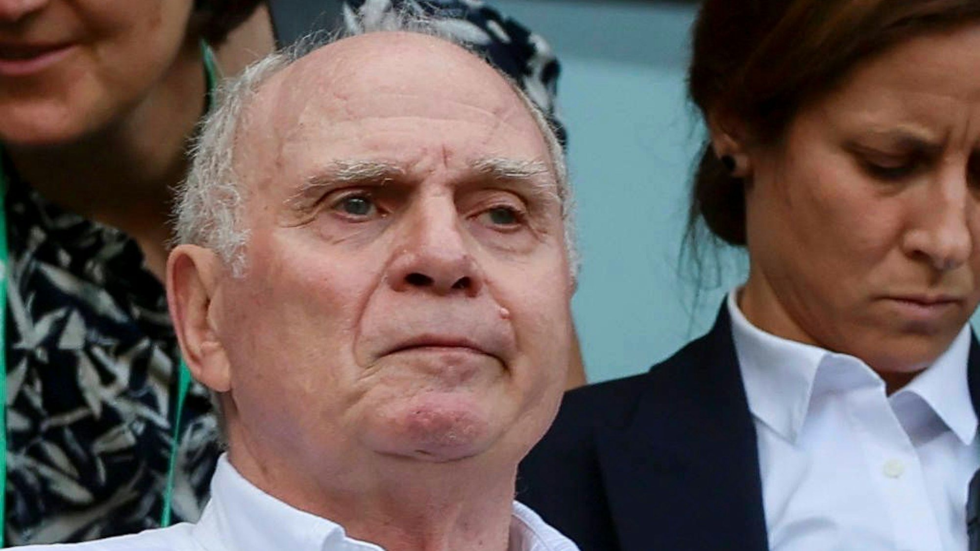 Uli Hoeneß sitzt auf der Tribüne und guckt kritisch.