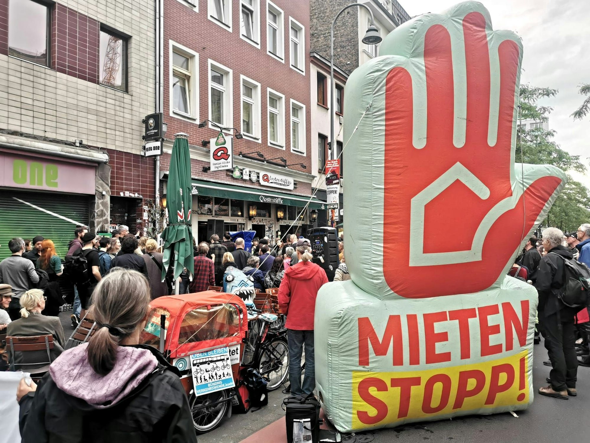 Eine aufblasbare Hand mit der Forderung Mieten Stopp steht vor dem Qlosterstüffje.