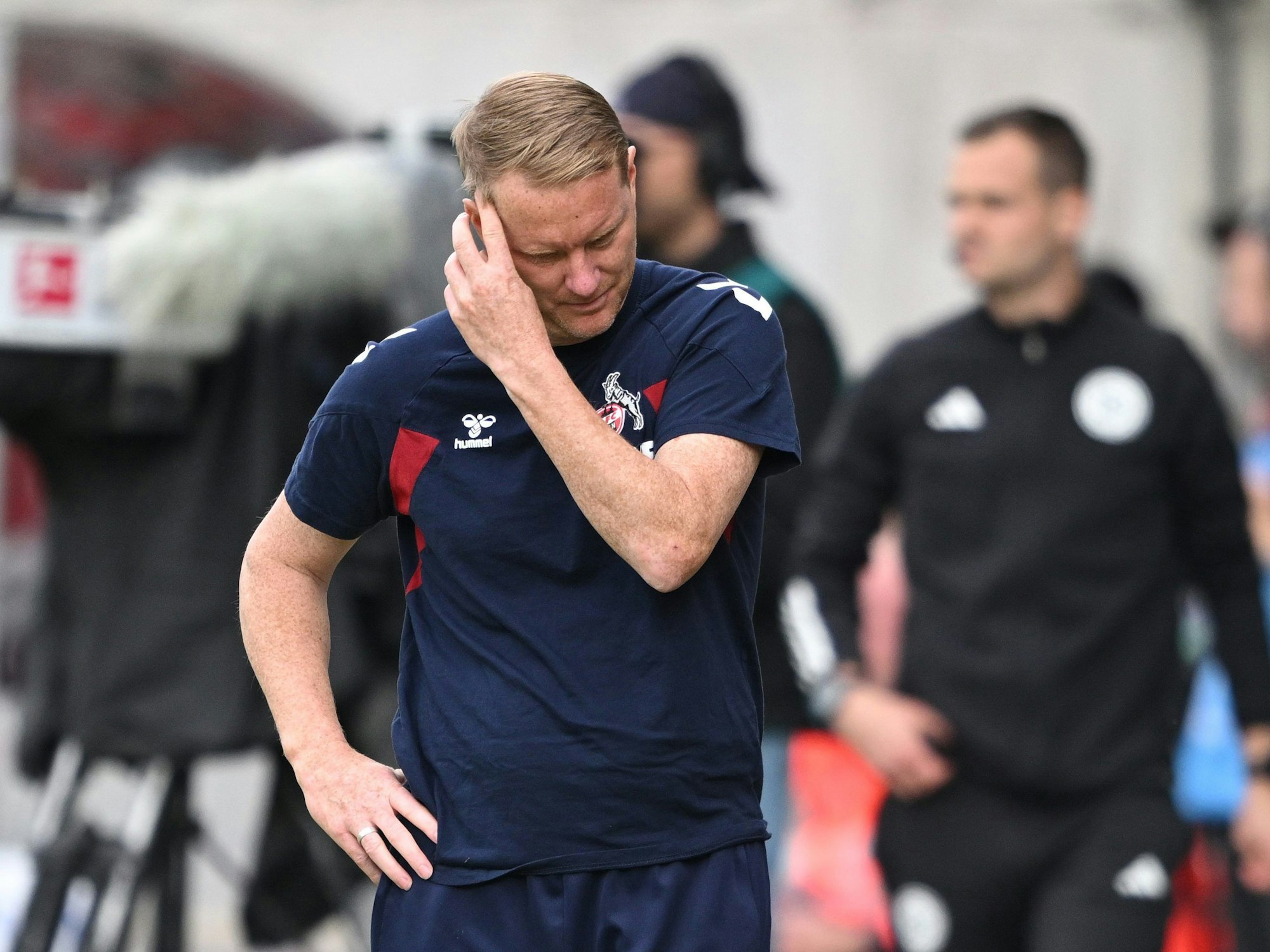 Timo Schultz enttäuscht an der Seitenlinie.