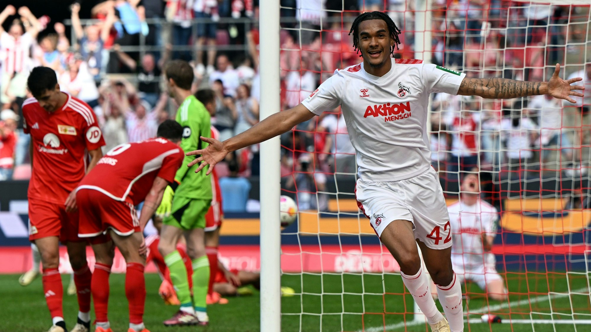 Am 11. Mai 2024 bejubelt Damion Downs sein 3:2 für den 1. FC Köln gegen Union Berlin, während die Gäste-Spieler im Hintergrund die Niederlage nicht fassen können