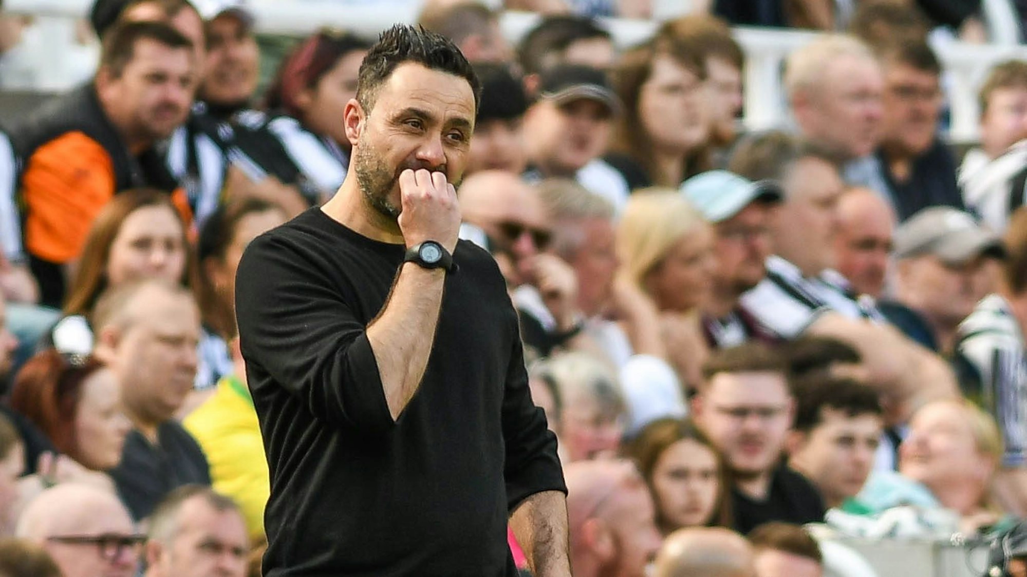 Roberto De Zerbi kaut am Spielfeldrand an den Fingernägeln.