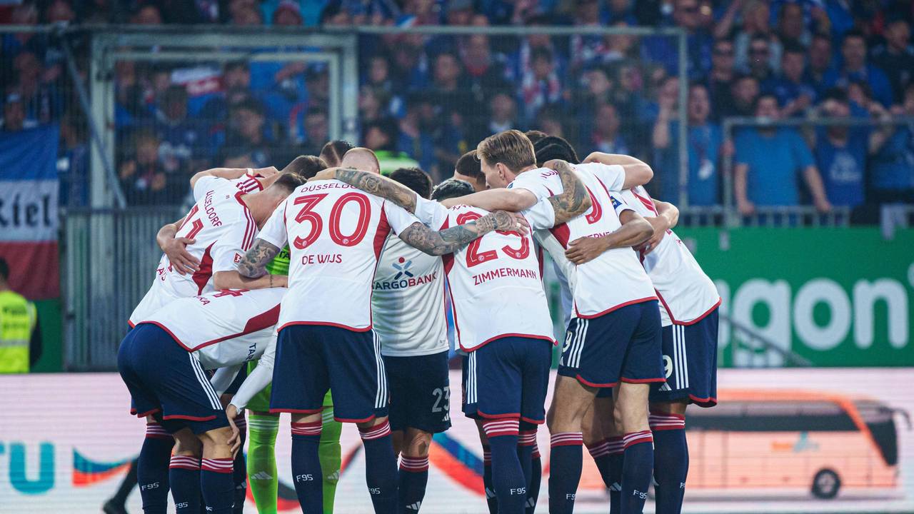 Die Mannschaft von Fortuna Düsseldorf liegt sich für eine Besprechung in den Armen.