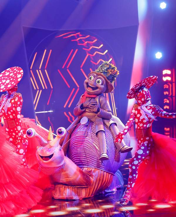 Die Figur ·Der Floh· steht im Finale der Prosieben-Show "The Masked Singer" auf der Bühne