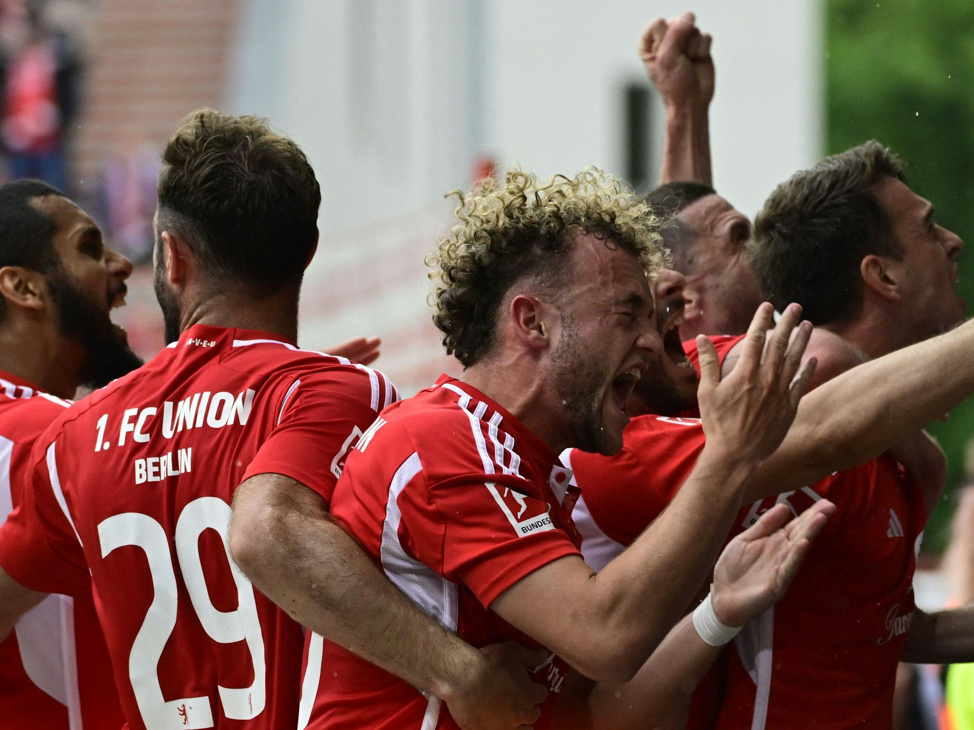 Union in Ekstase: Die Berliner sicherten sich durch den 2:1-Sieg gegen den SC Freiburg den Klassenerhalt.