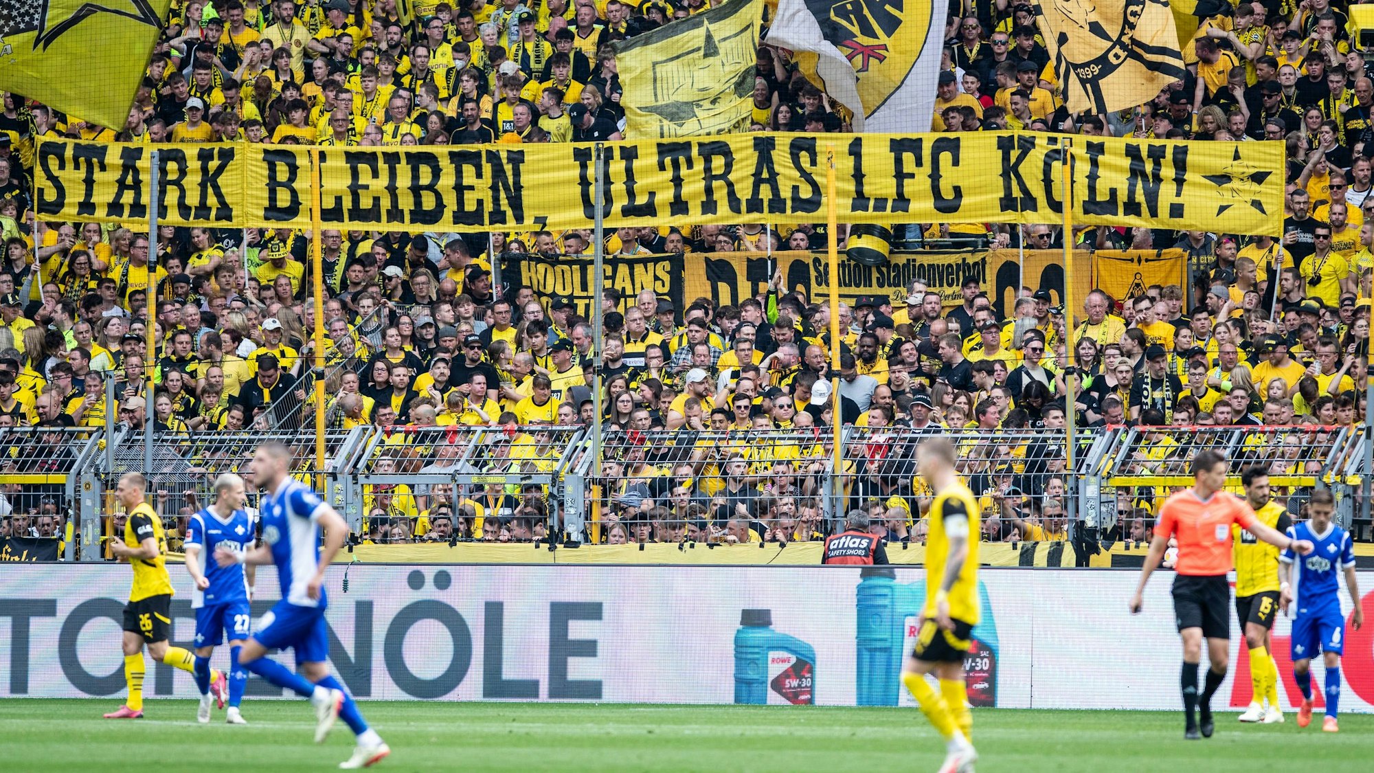 Am Samstag (18. Mai 2024) hielten BVB-Fans ein Banner mit der Aufschrift „Stark bleiben, Ultras 1. FC Köln!“ hoch.