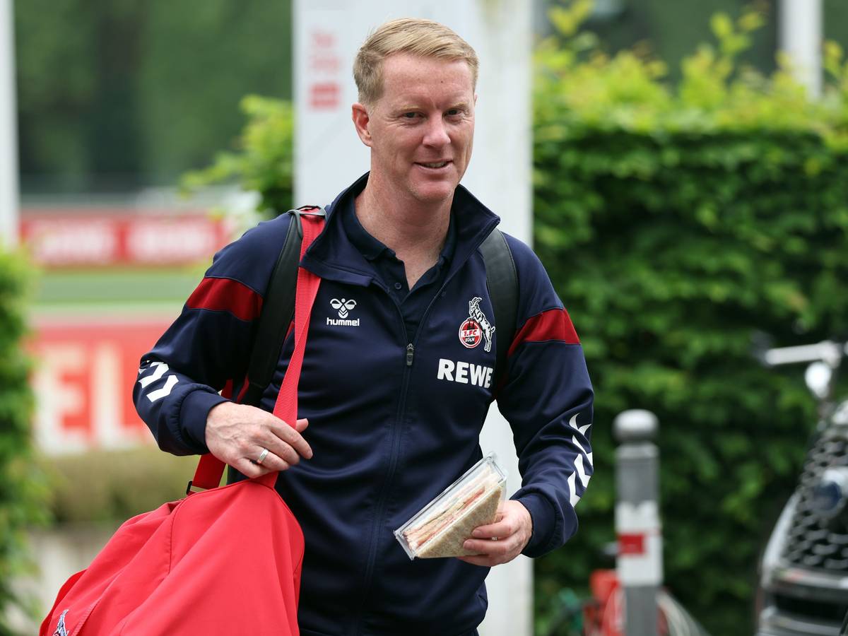 FC-Trainer Timo Schultz auf dem Weg zum Bus.