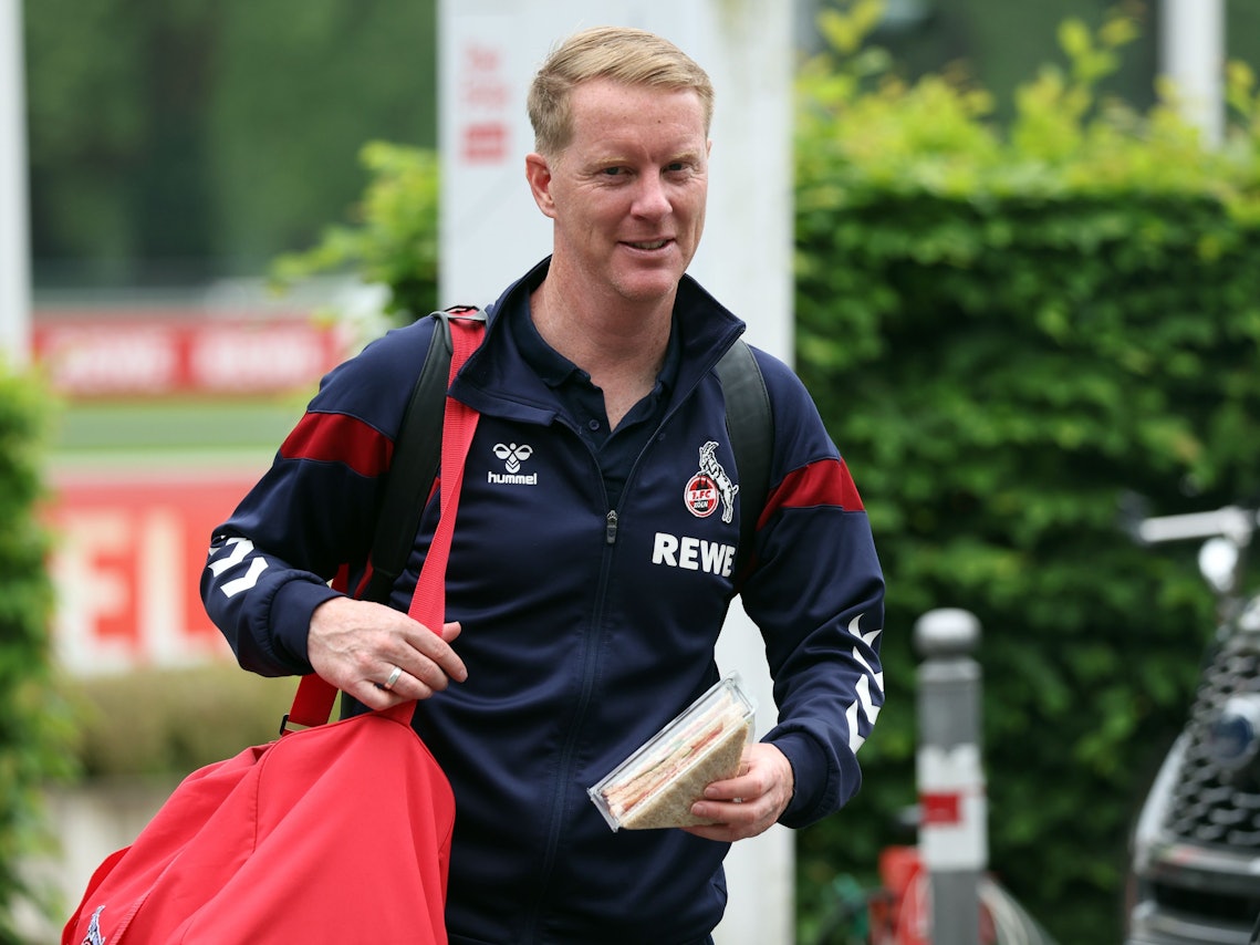 FC-Trainer Timo Schultz auf dem Weg zum Bus.