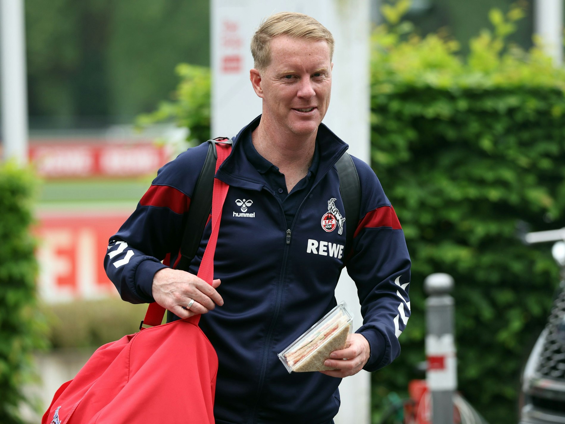 FC-Trainer Timo Schultz auf dem Weg zum Bus.