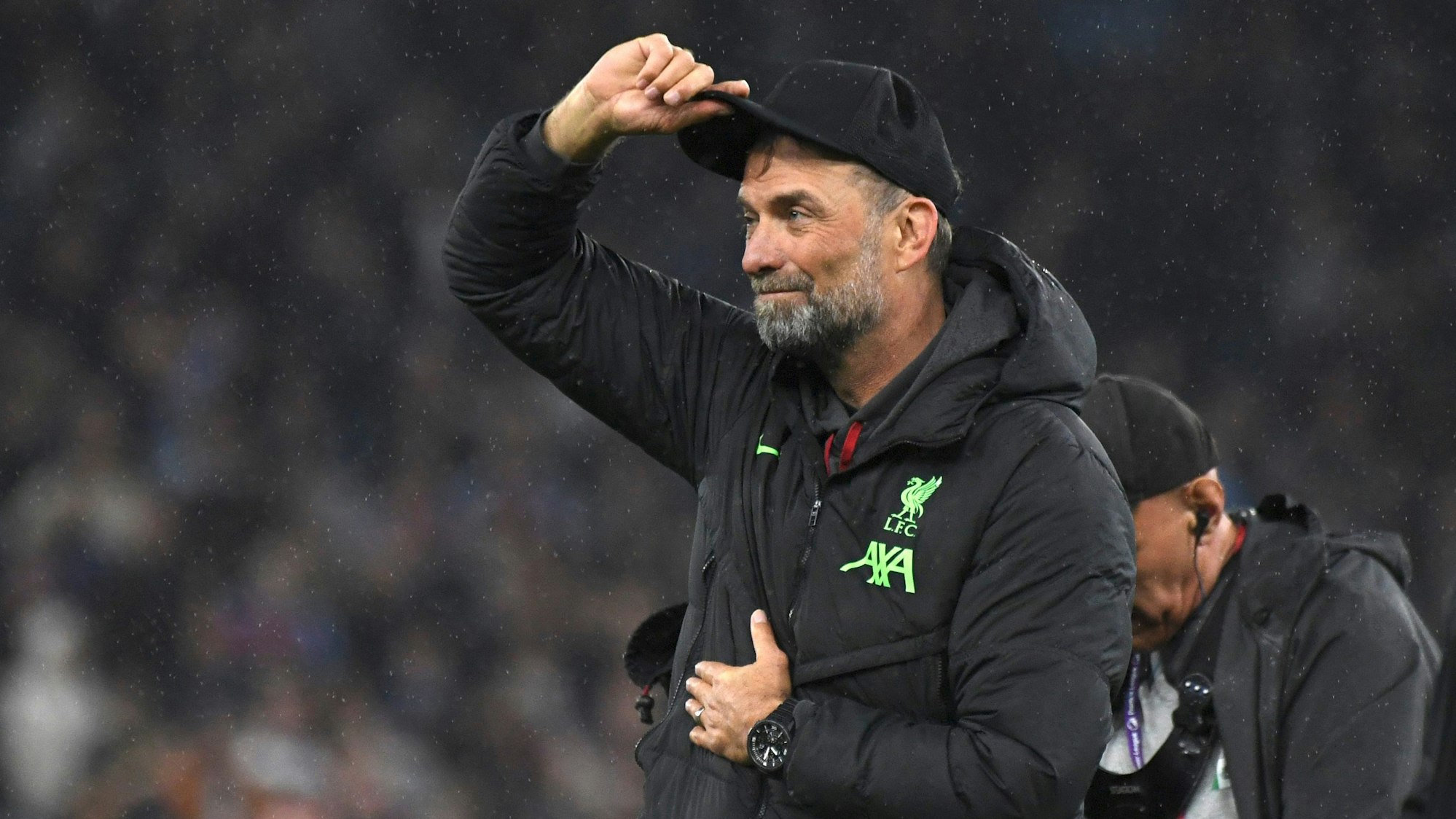 Jürgen Klopp zieht seine Mütze vor den Fans des FC Liverpool.