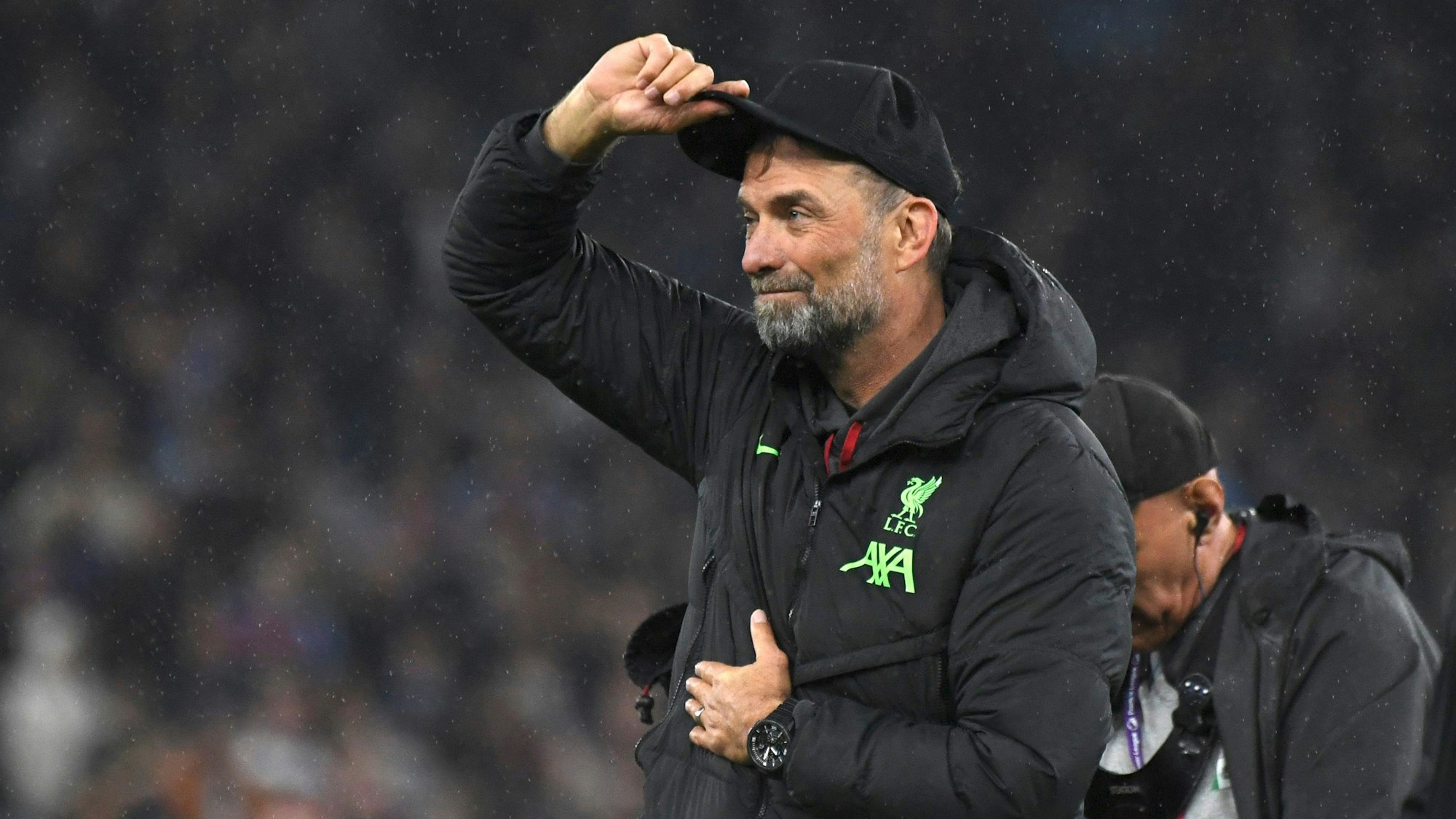 Jürgen Klopp zieht seine Mütze vor den Fans des FC Liverpool.