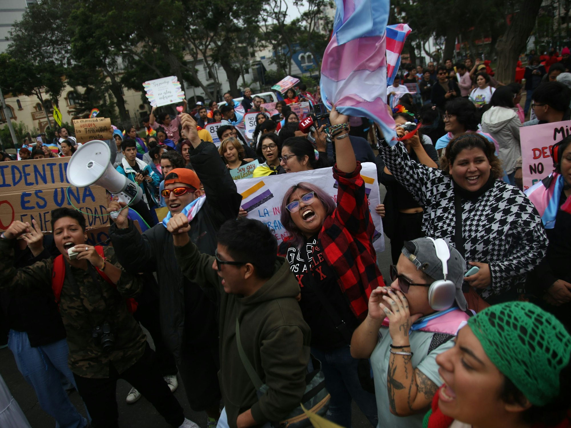 Hunderte Menschen nehmen am Freitag, 17. Mai 2024, in Lima (Peru) an einem LGBTQI-Protest gegen ein Dekret teil, nach einer Entscheidung des Gesundheitsministeriums, Transgender-Personen als psychisch krank einzustufen.