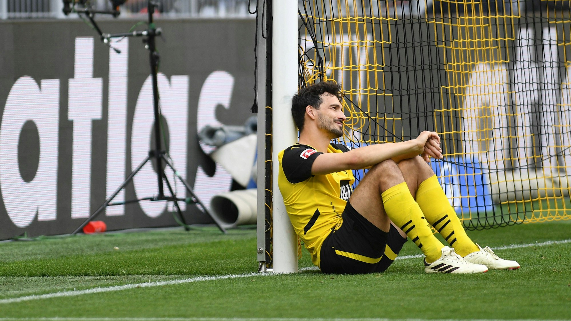 Mats Hummels sitzt an den Pfosten gelehnt im Signal-Iduna-Park.
