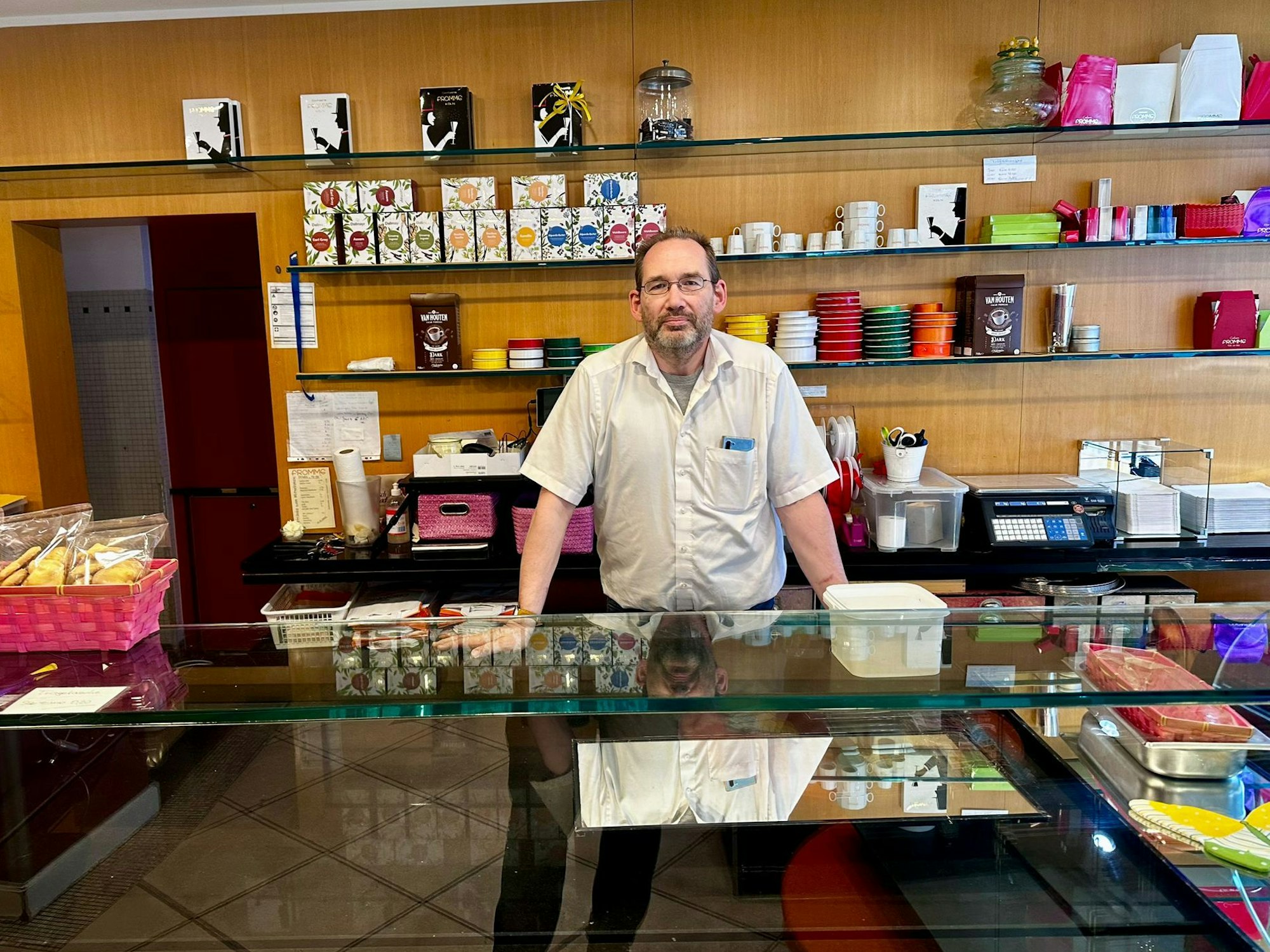 Betreiber Gregor Fromme steht hinter dem Tresen seines Cafés.