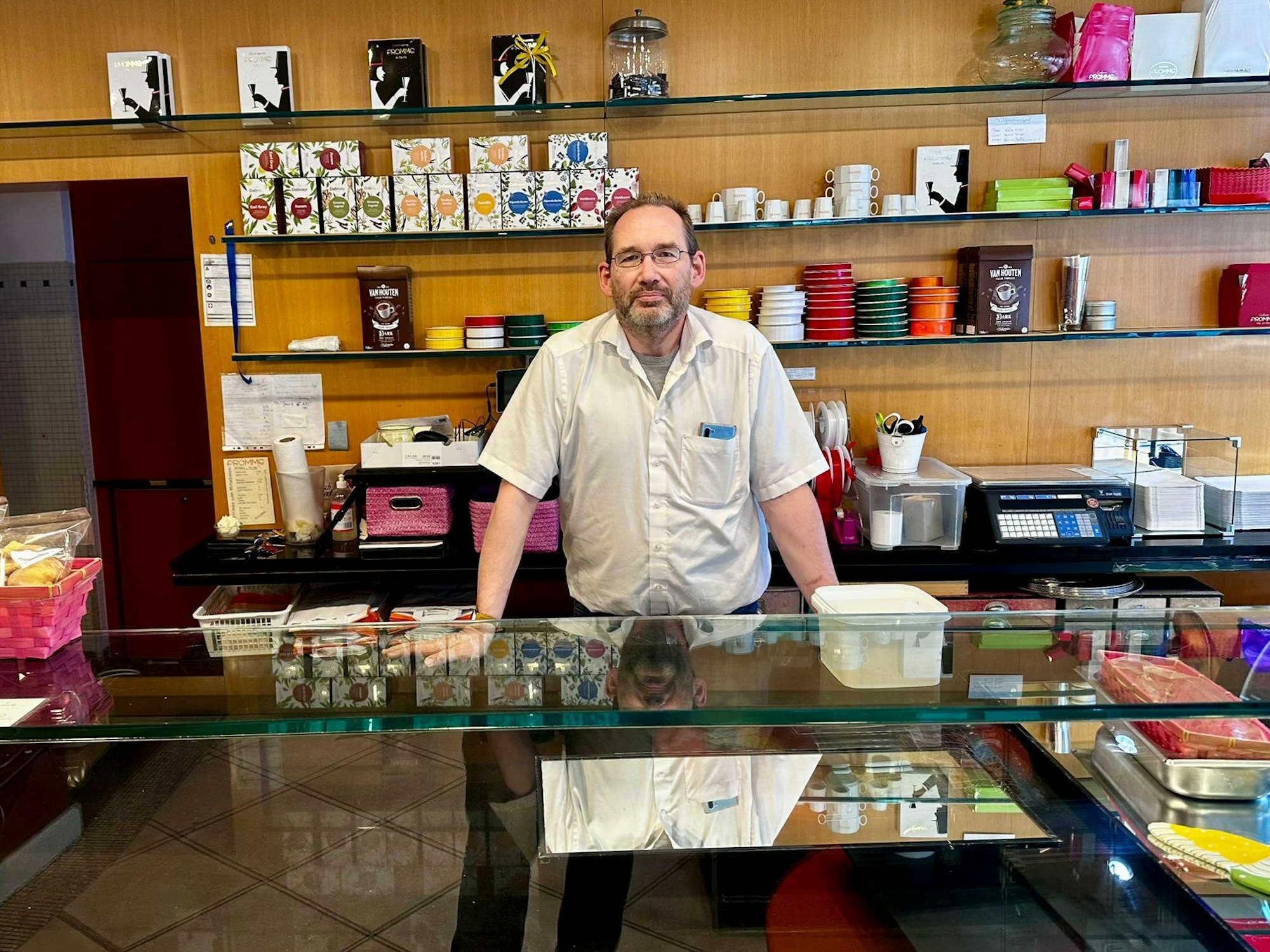 Betreiber Gregor Fromme steht hinter dem Tresen seines Cafés.
