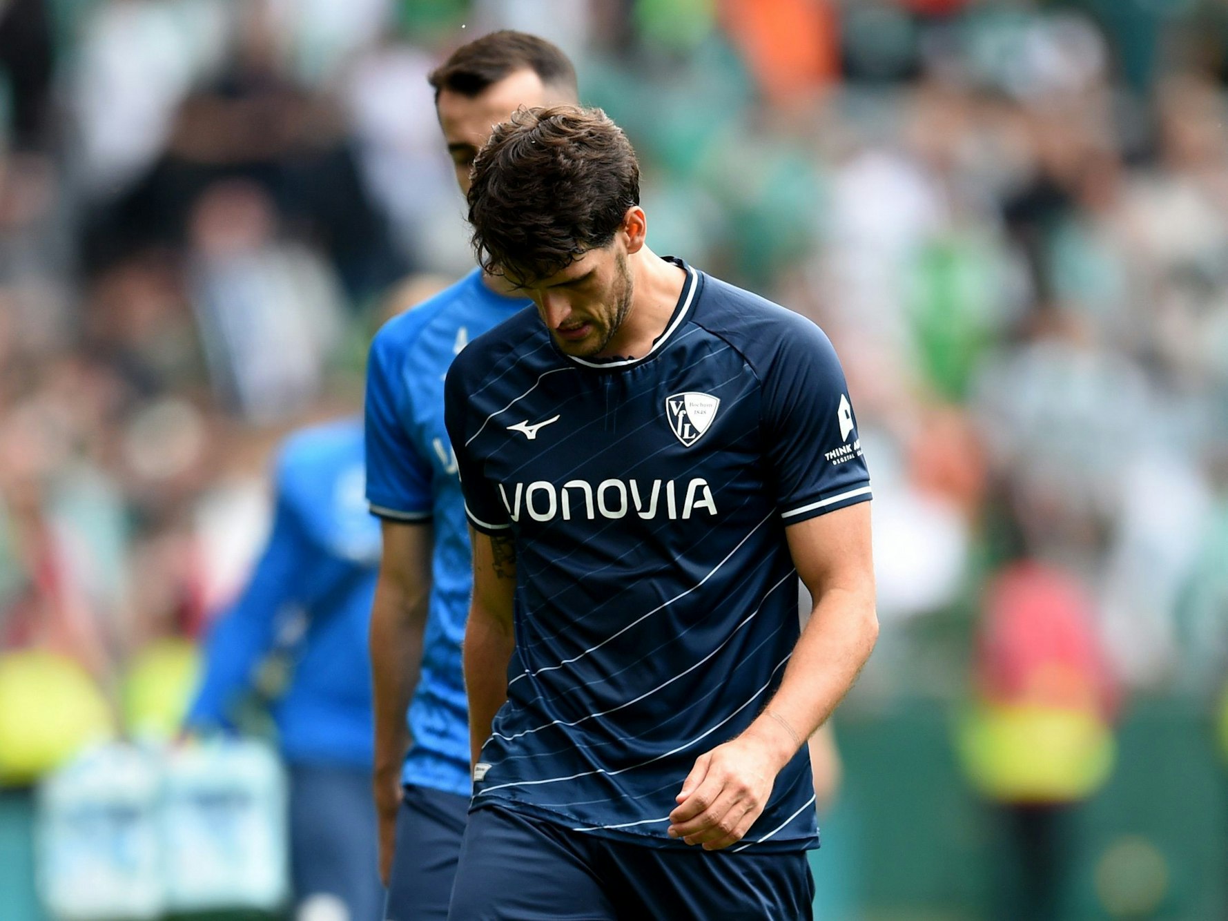 Bochums Goncalo Paciencia geht enttäuscht vom Spielfeld. Der VfL Bochum muss nach der 1:4-Pleite gegen Bremen in die Relegation. Dort warten Fortuna Düsseldorf.