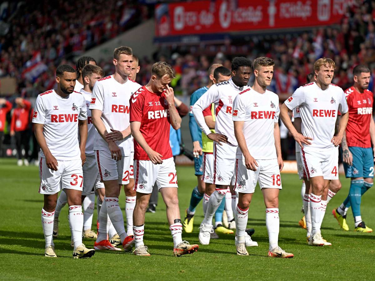 Die Spieler des 1. FC Köln nach dem siebten Abstieg der Vereins-Geschichte mit dem bitteren Gang in die Kurve.