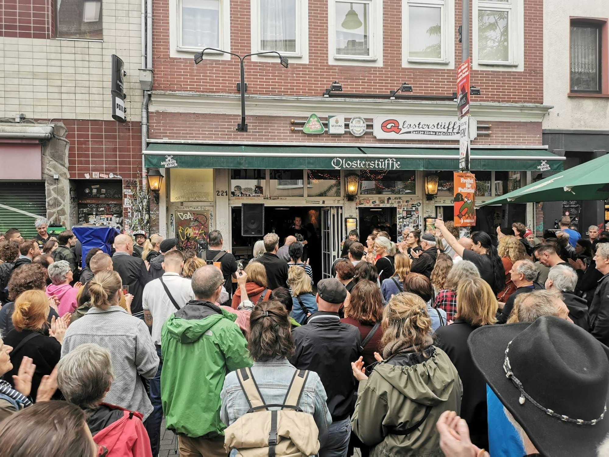 Vor dem Qlosterstüffje auf der Venloer Straße in Ehrenfeld kamen am Freitagabend (17. Mai 2024) zahlreichen Menschen zusammen, um für den Erhalt der Kneipe zu demonstrieren.