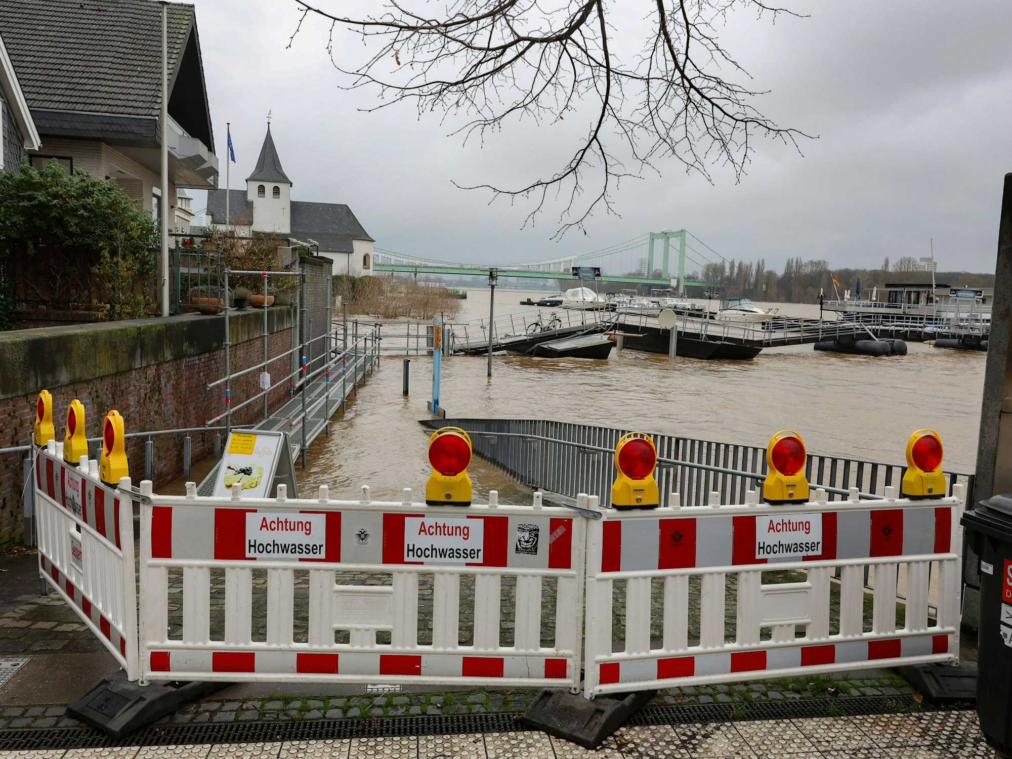 Baken sperren einen Zugang zum Rhein ab, der Hochwasser hat.