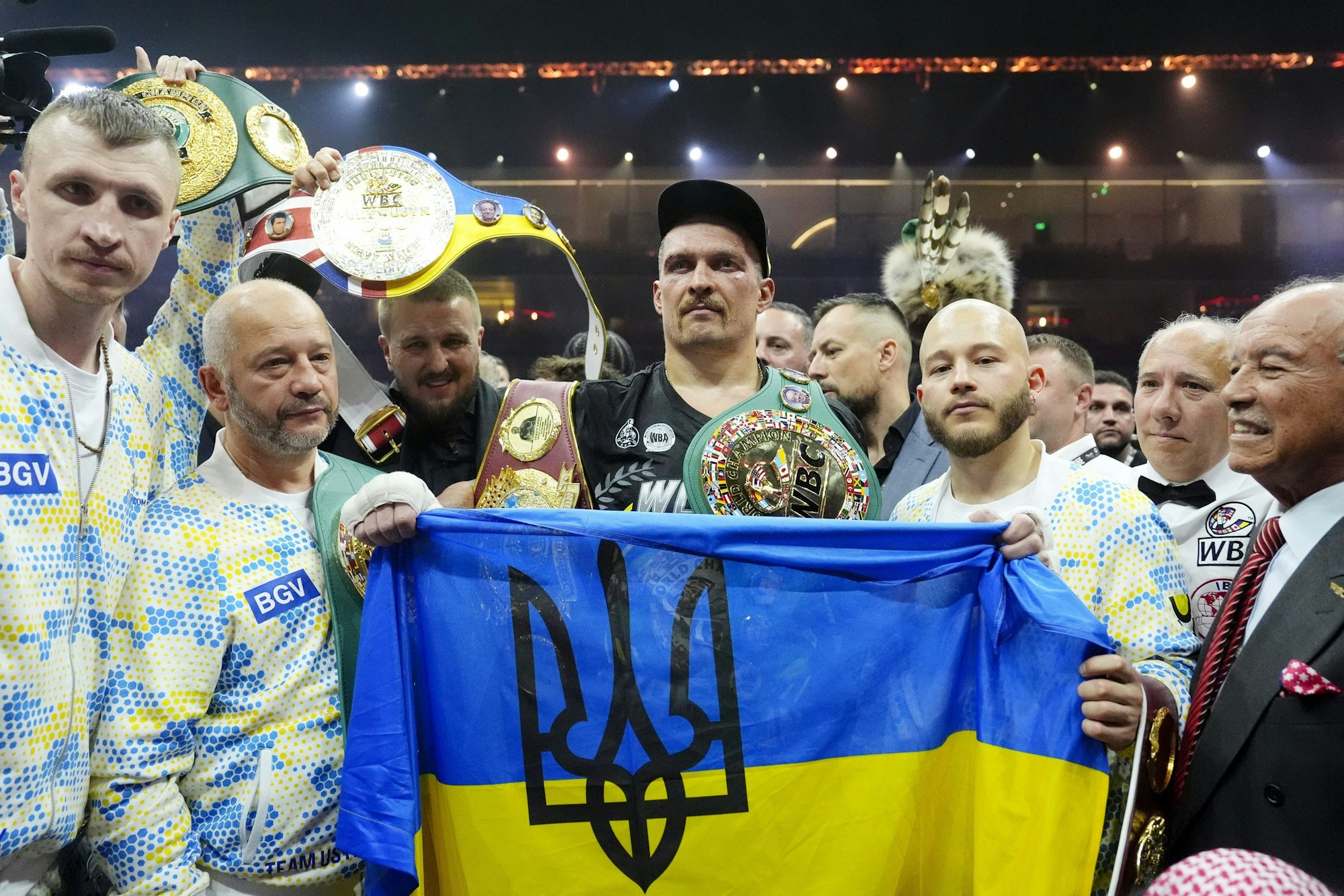 Oleksandr Usyk (Mitte) nach seinem Sieg im Schwergewichts-WM-Kampf gegen Tyson Fury mit seinem Team am 18. Mai 2025 in der Kingdom Arena in Riad.