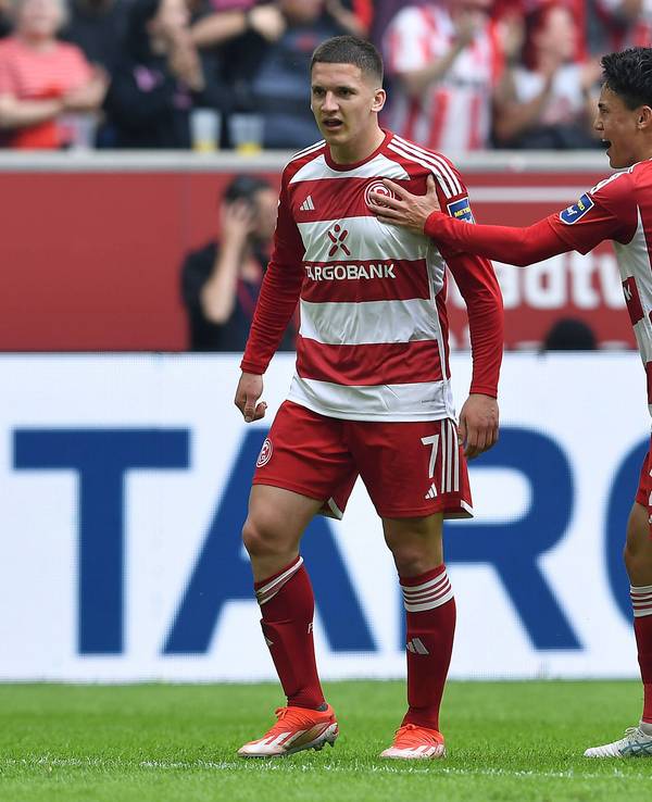 Christos Tzolis, Takashi Uchino und Isak Johanneson jubeln im Spiel gegen den 1. FC Magdeburg.