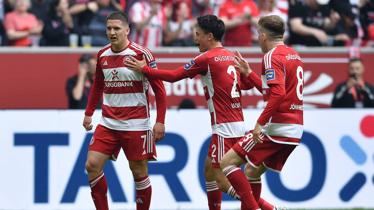 Christos Tzolis, Takashi Uchino und Isak Johanneson jubeln im Spiel gegen den 1. FC Magdeburg.