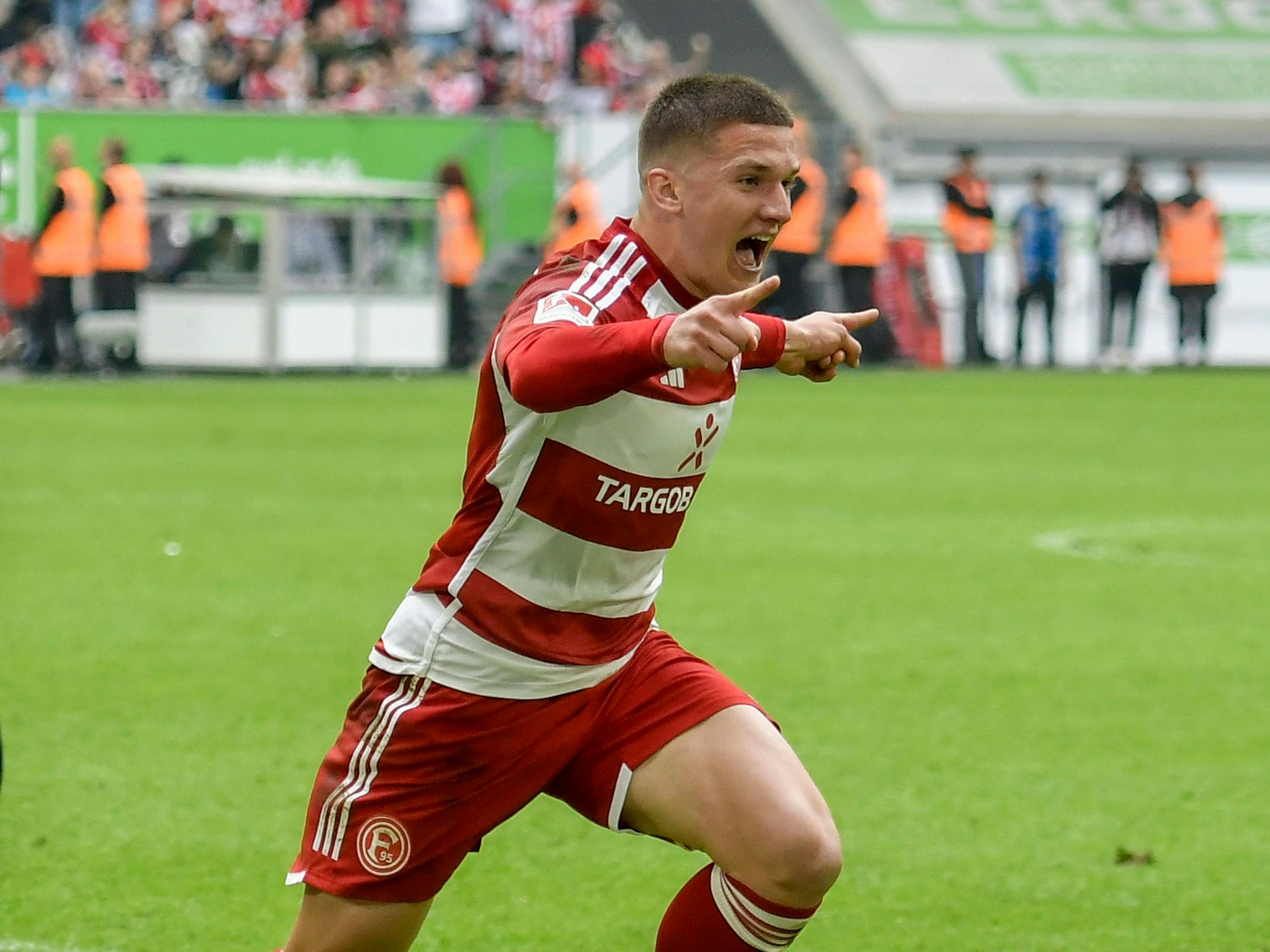 Christos Tzolis jubelt nach seinem Tor.