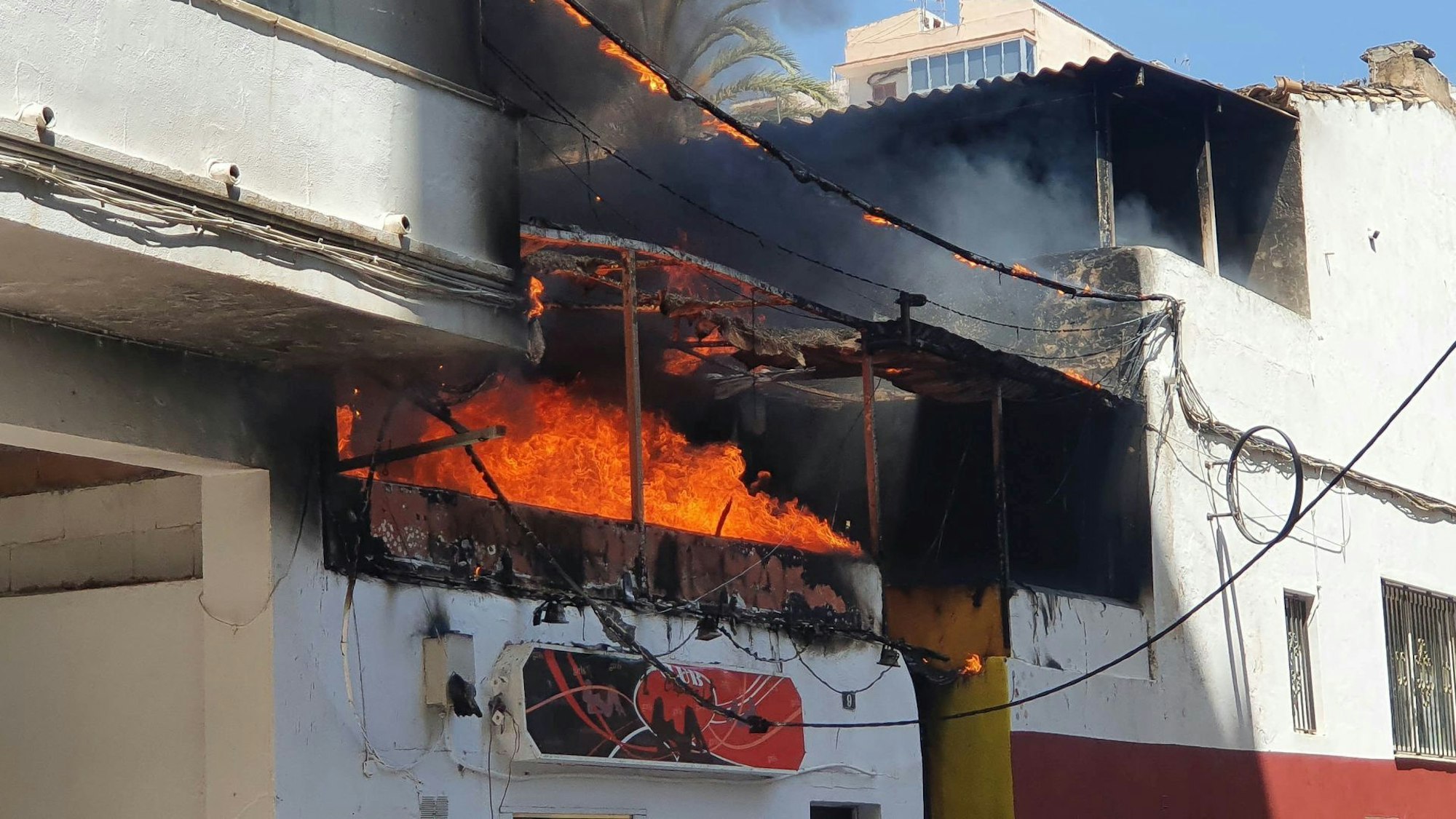 Die Bar „Why Not Mallorca“ in der Nähe des Ballermanns steht in Flammen.