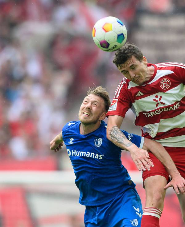 Fortuna Düsseldorfs Marcel Sobottka und Magdeburgs Connor Krempicki im Kopfball-Duell.