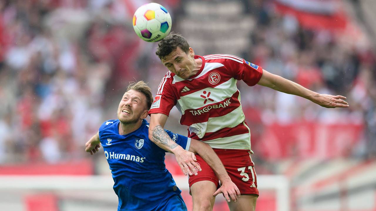 Fortuna Düsseldorfs Marcel Sobottka und Magdeburgs Connor Krempicki im Kopfball-Duell.