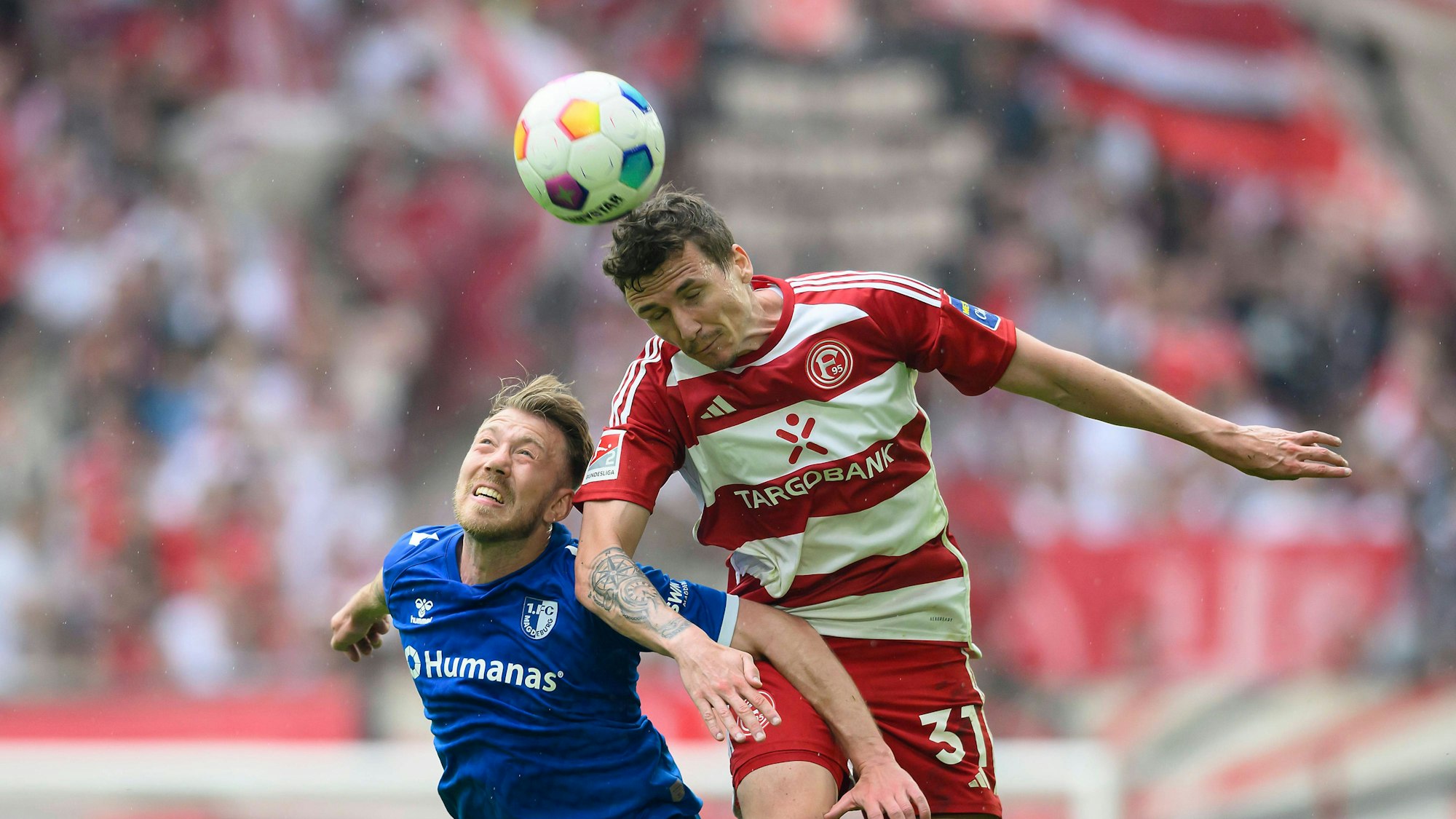 Fortuna Düsseldorfs Marcel Sobottka und Magdeburgs Connor Krempicki im Kopfball-Duell.