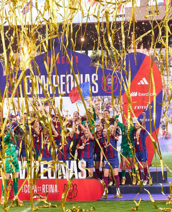 Die Spielerinnen des FC Barcelona feiern den Pokalsieg.