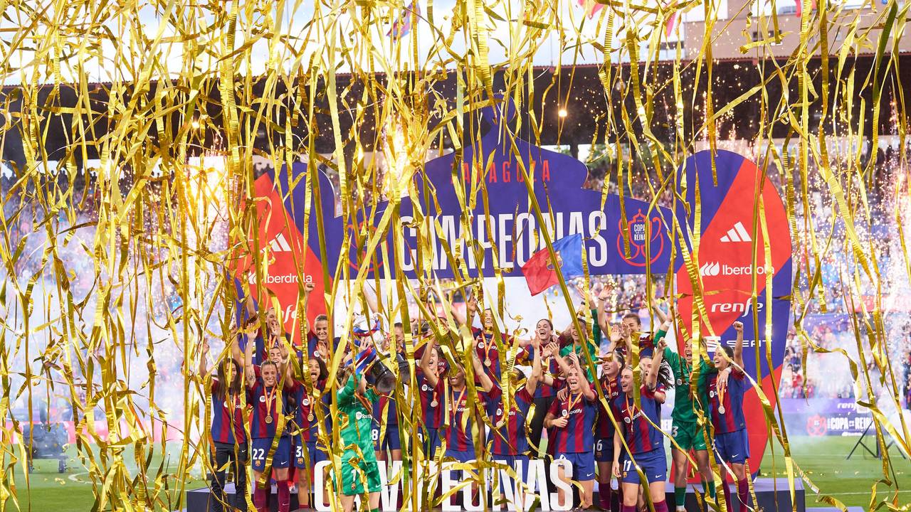 Die Spielerinnen des FC Barcelona feiern den Pokalsieg.