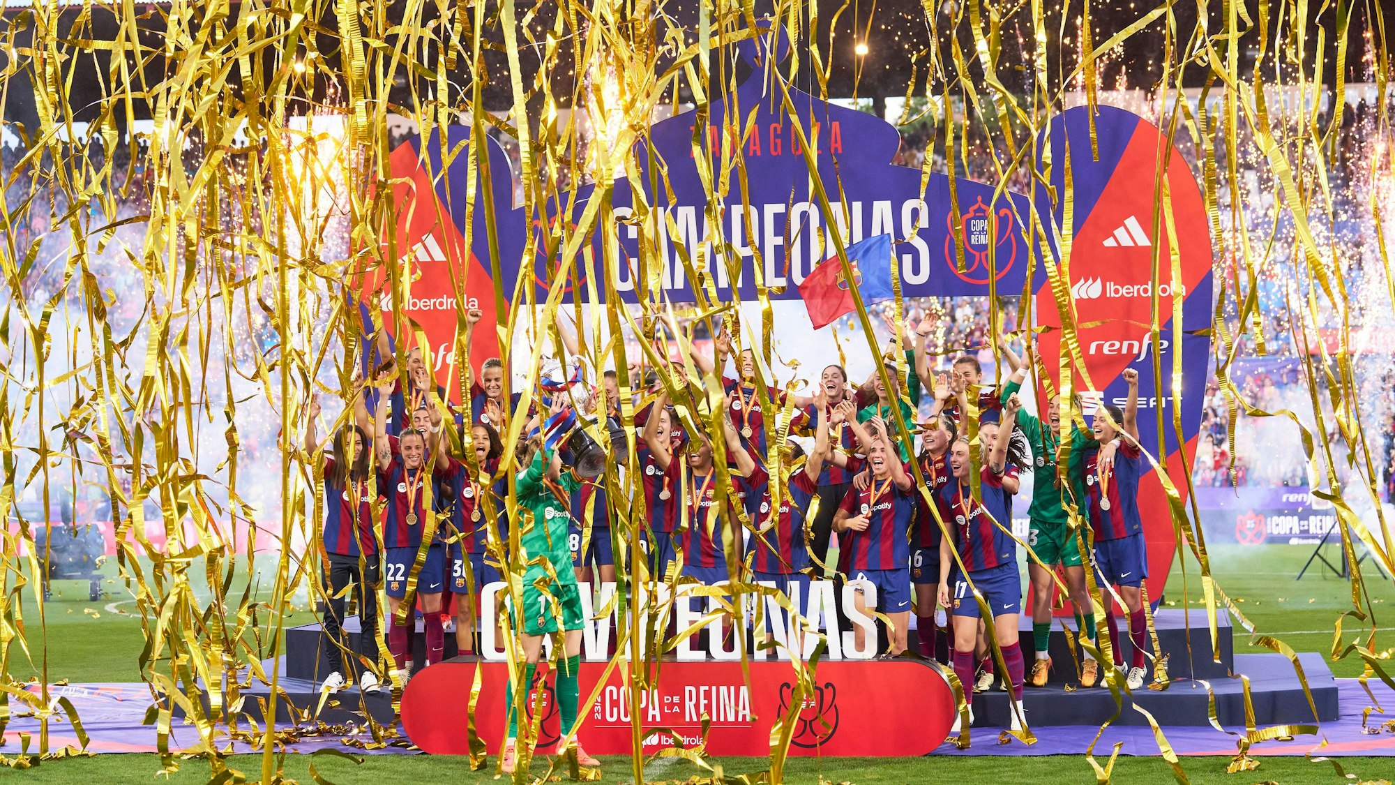 Die Spielerinnen des FC Barcelona feiern den Pokalsieg.