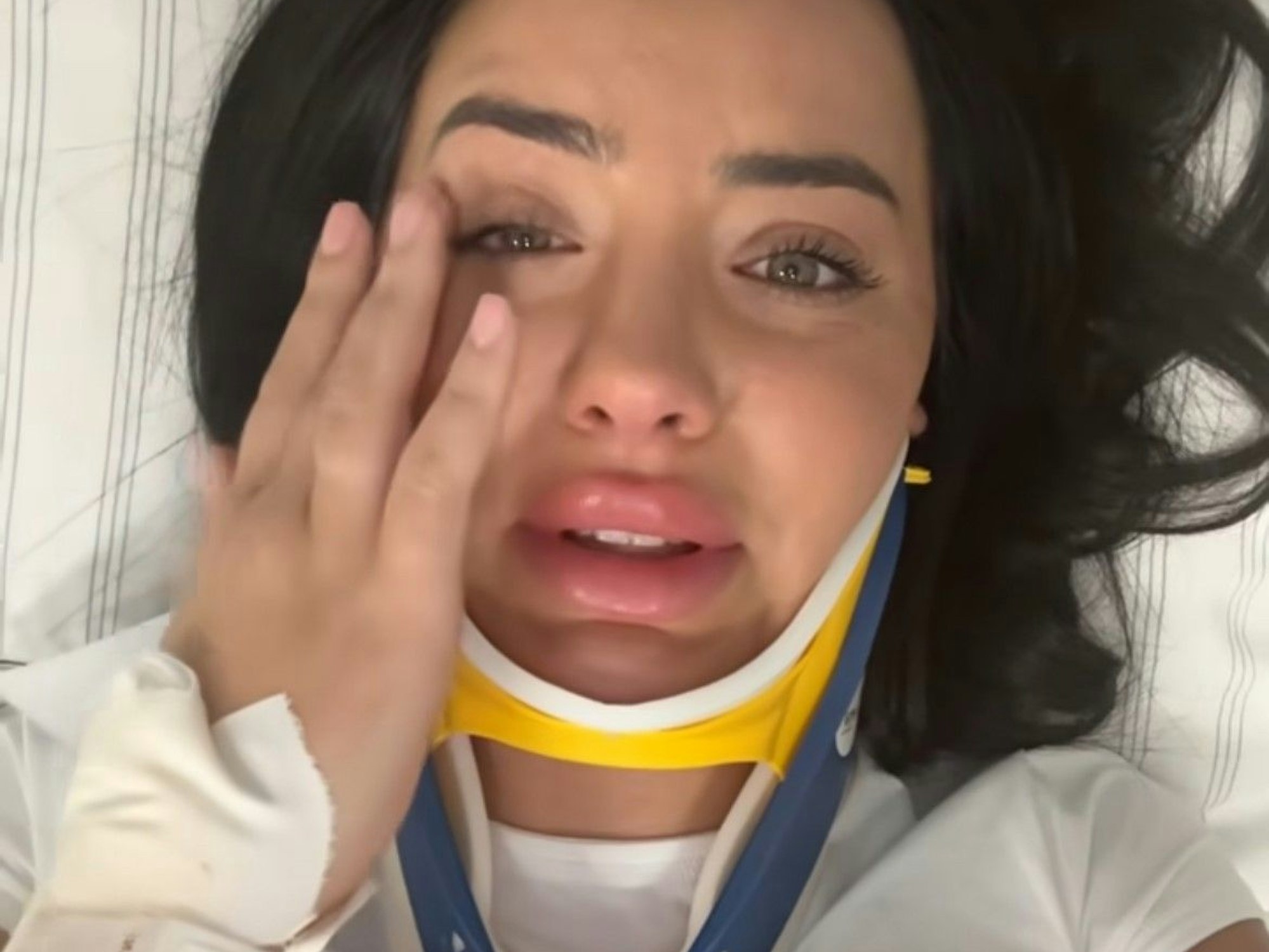 Leyla Lahouar weint mit Halskrause im Krankenhaus.