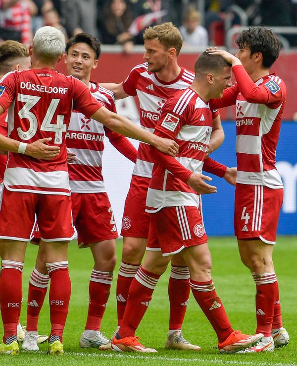 Die Spieler von Fortuna Düsseldorf jubeln im Spiel gegen den 1. FC Magdeburg.