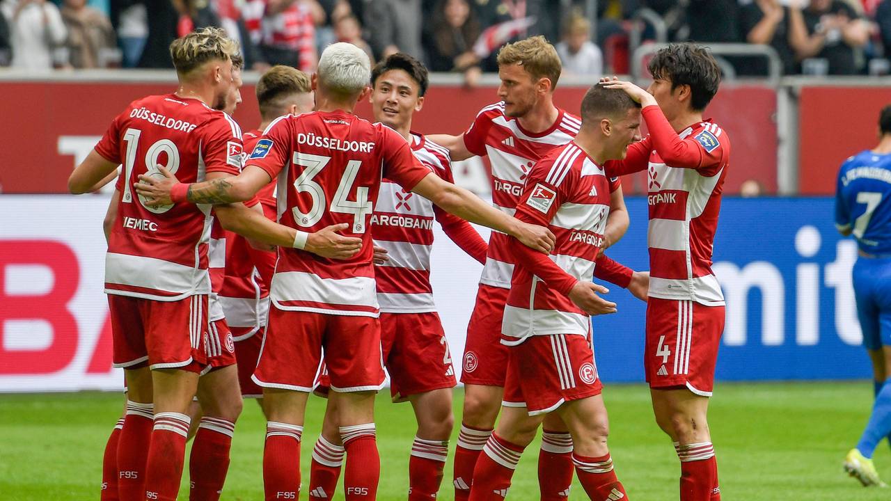 Die Spieler von Fortuna Düsseldorf jubeln im Spiel gegen den 1. FC Magdeburg.
