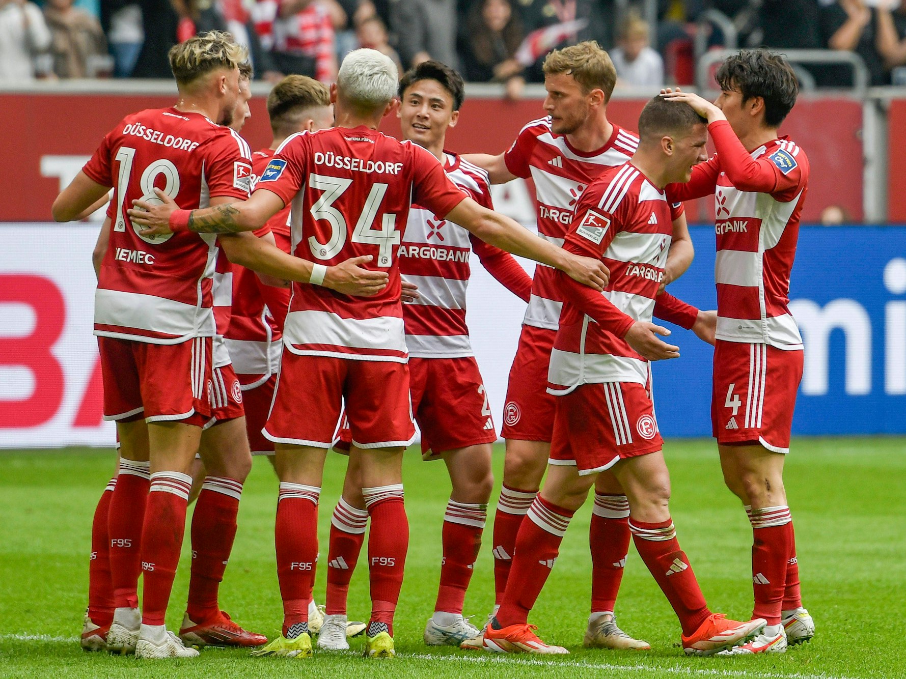 Die Spieler von Fortuna Düsseldorf jubeln im Spiel gegen den 1. FC Magdeburg.