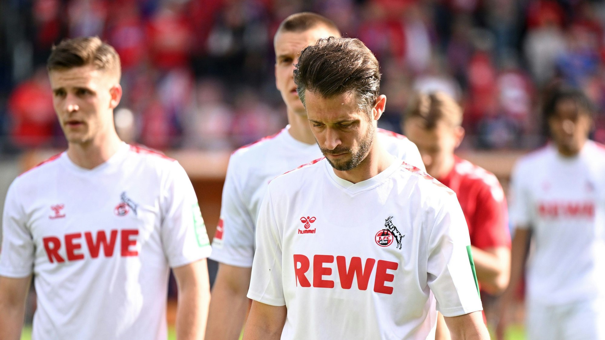 1. FC Heidenheim gegen 1. FC Köln am 34. Spieltag in der Voith-Arena. Die Kölner Spieler um Mark Uth gehen nach der Niederlage vom Rasen.