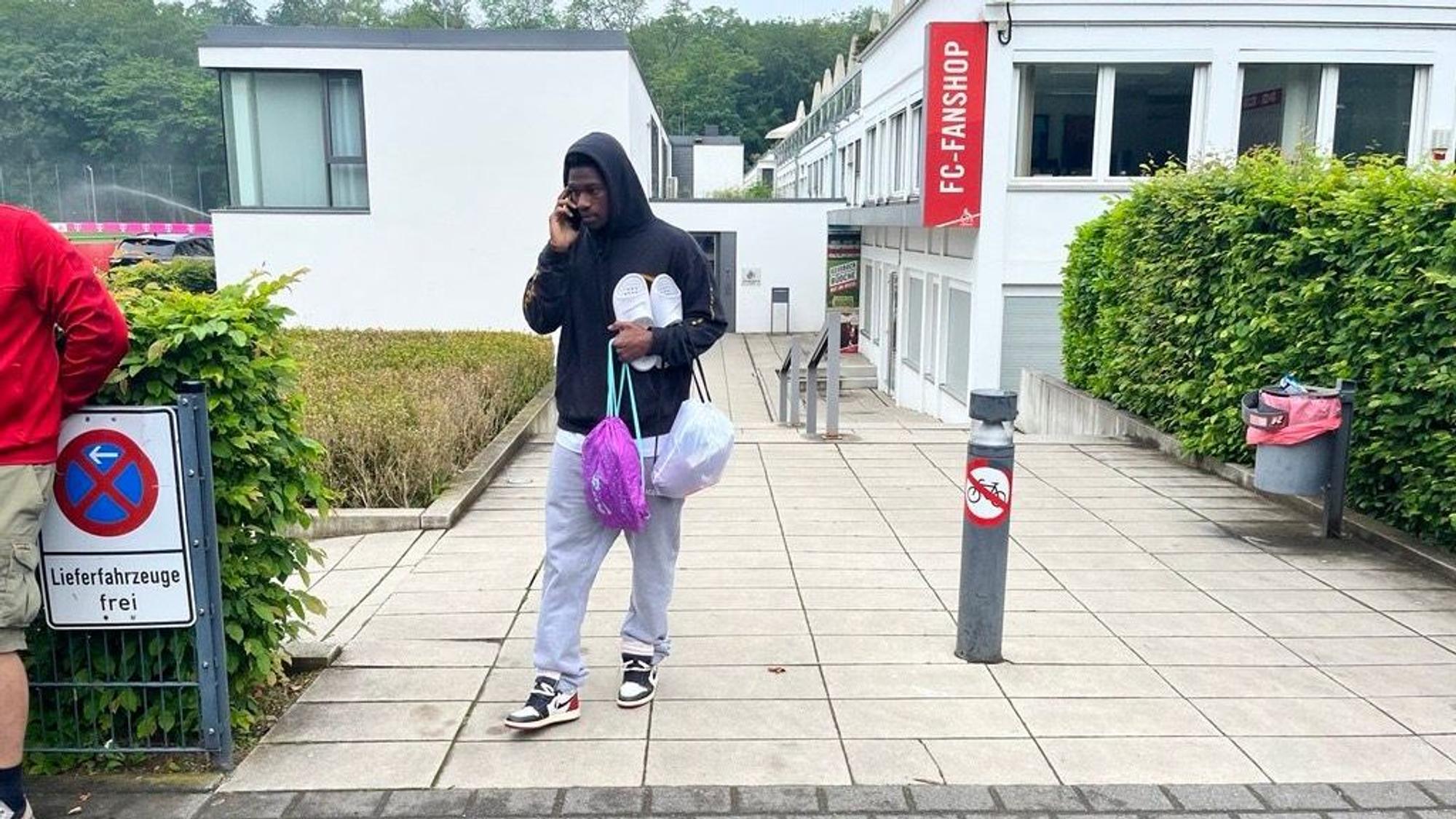 Faride Alidou am Sonntag (19. Mai 2024) am Geißbockheim nach dem FC-Abstieg.