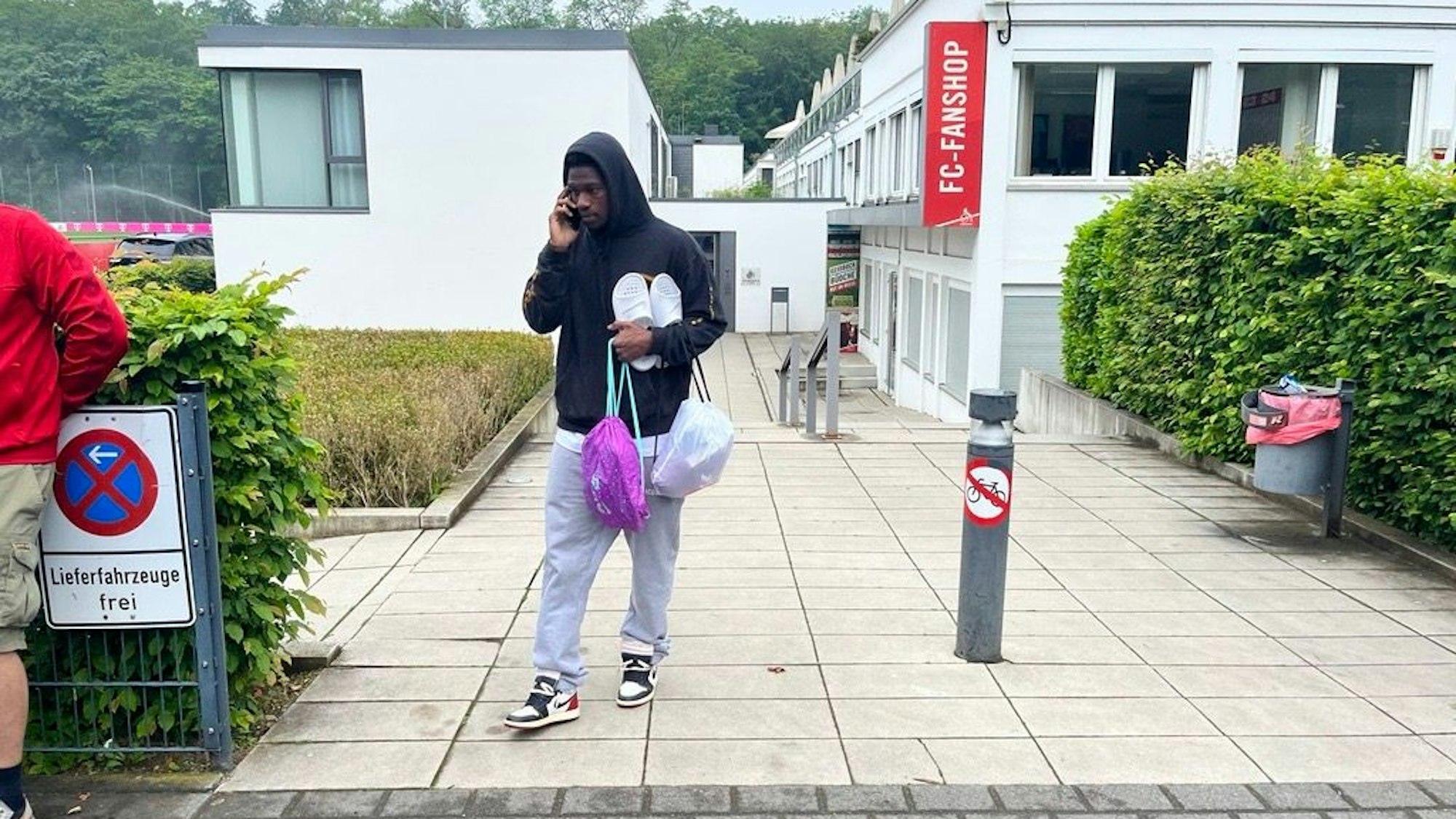 Faride Alidou am Sonntag (19. Mai 2024) am Geißbockheim nach dem FC-Abstieg.